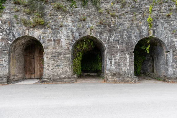 Cornwall 'daki Cotehele rıhtımındaki Edgcumbe binası.