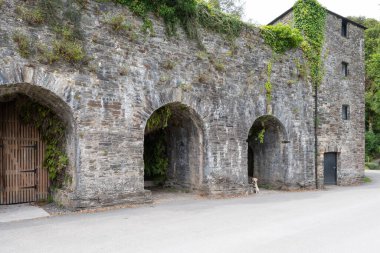 Cornwall 'daki Cotehele rıhtımındaki Edgcumbe binası.
