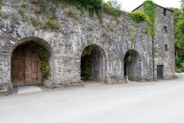Cornwall 'daki Cotehele rıhtımındaki Edgcumbe binası.