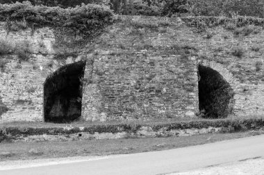 Cornwall 'daki Cotehele rıhtımında duvardaki kemerler