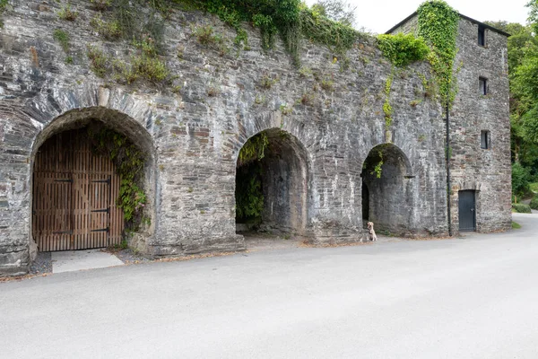 Cornwall 'daki Cotehele rıhtımındaki Edgcumbe binası.