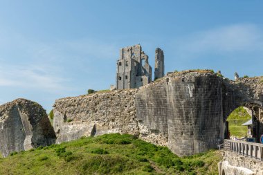 Corfe Castle Dorset'deki / daki kalıntıları