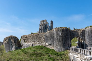 Corfe Castle Dorset'deki / daki kalıntıları
