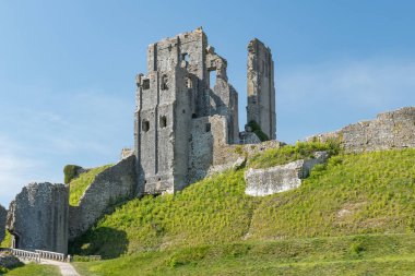Corfe Castle Dorset'deki / daki kalıntıları