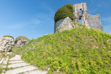 Corfe Castle Dorset'deki / daki kalıntıları