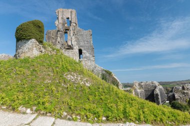 Corfe Castle Dorset'deki / daki kalıntıları