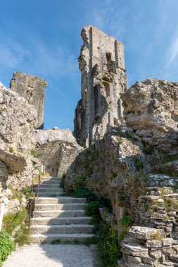 Corfe Castle Dorset'deki / daki kalıntıları