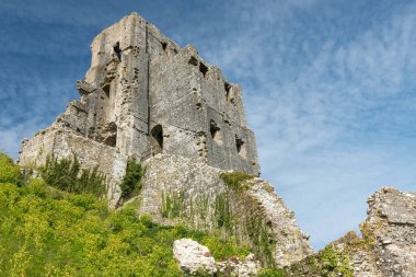 Corfe Castle Dorset'deki / daki kalıntıları