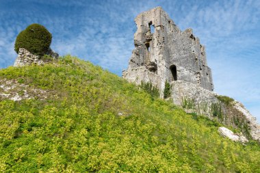 Corfe Castle Dorset'deki / daki kalıntıları