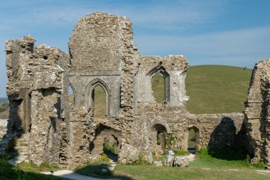 Corfe.Dorset.Birleşik Krallık 18. 2021 Dorset Corfe Kalesi 'nin kalıntıları Dorset' te popüler bir turistik merkezdir.