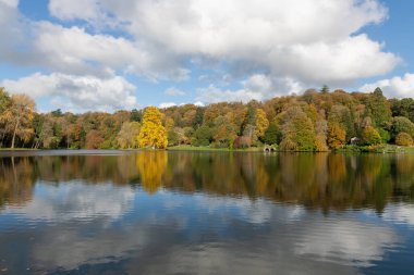 Stourton. Wiltshire. Birleşik Krallık. 26 Ekim 2024. Wiltshire 'daki Stourhead Bahçeleri' ndeki gölün sonbahar renklerinin görüntüsü.