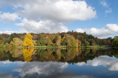 Stourton. Wiltshire. Birleşik Krallık. 26 Ekim 2024. Wiltshire 'daki Stourhead Bahçeleri' ndeki gölün sonbahar renklerinin görüntüsü.