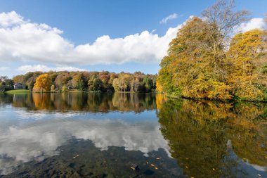 Stourton. Wiltshire. Birleşik Krallık. 26 Ekim 2024. Wiltshire 'daki Stourhead Bahçeleri' ndeki gölün sonbahar renklerinin görüntüsü.