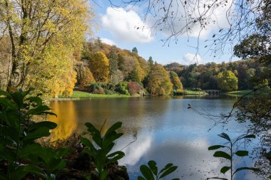 Stourton. Wiltshire. Birleşik Krallık. 26 Ekim 2024. Wiltshire 'daki Stourhead Bahçeleri' ndeki gölün sonbahar renklerinin görüntüsü.