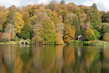 Stourton. Wiltshire. Birleşik Krallık. 26 Ekim 2024. Wiltshire 'daki Stourhead Bahçeleri' ndeki gölün sonbahar renklerinin görüntüsü.