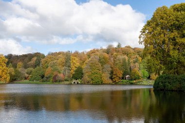 Stourton. Wiltshire. Birleşik Krallık. 26 Ekim 2024. Wiltshire 'daki Stourhead Bahçeleri' ndeki gölün sonbahar renklerinin görüntüsü.