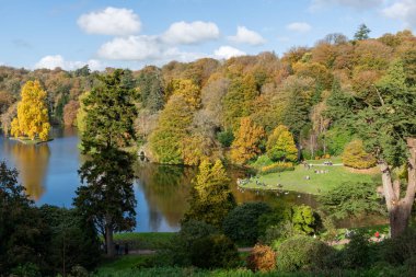Stourton. Wiltshire. Birleşik Krallık. 26 Ekim 2024. Stourhead Gardens 'taki sonbahar renklerinin yüksek açı görüntüsü.