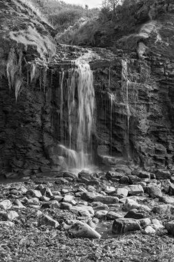 Dorset 'teki Kimmeridge Körfezi' ndeki şelalenin fotoğrafı.