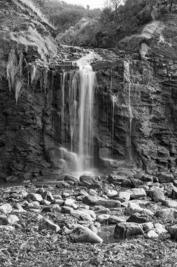 Dorset 'teki Kimmeridge Körfezi' ndeki şelalenin fotoğrafı.