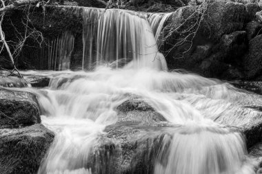 Exmoor Ulusal Parkı 'ndaki Watersmeet' te Hoar Oak Nehri 'nde uzun süre bir şelale görüldü.