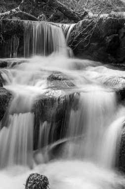 Exmoor Ulusal Parkı 'ndaki Watersmeet' te Hoar Oak Nehri 'nde uzun süre bir şelale görüldü.