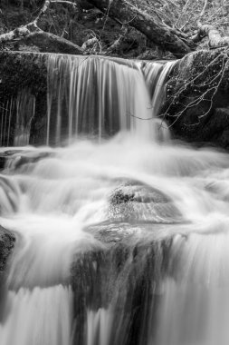 Exmoor Ulusal Parkı 'ndaki Watersmeet' te Hoar Oak Nehri 'nde uzun süre bir şelale görüldü.