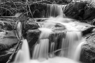 Exmoor Ulusal Parkı 'ndaki Watersmeet' te Hoar Oak Nehri 'nde uzun süre bir şelale görüldü.