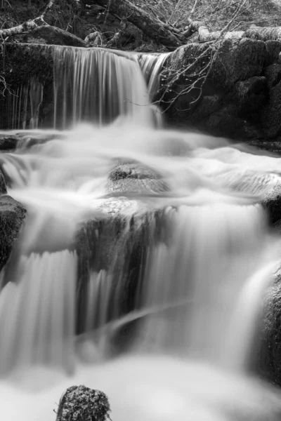 Exmoor Ulusal Parkı 'ndaki Watersmeet' te Hoar Oak Nehri 'nde uzun süre bir şelale görüldü.