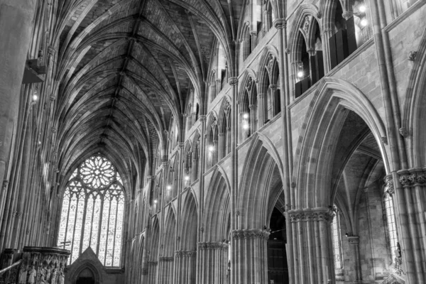 Worcestershire. Birleşik Krallık. 4. 2025. Worcester Katedrali 'nin batı penceresinin fotoğrafı.