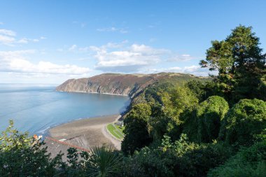 Lynmouth 'un kuzey Devon sahilindeki Exmoor Ulusal Parkı' ndaki manzara fotoğrafı.