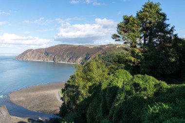 Lynmouth 'un kuzey Devon sahilindeki Exmoor Ulusal Parkı' ndaki manzara fotoğrafı.