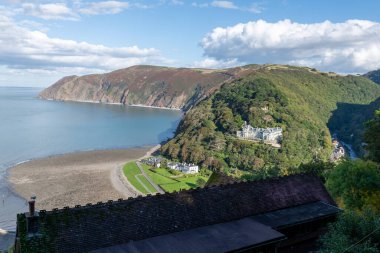 Lynmouth 'un kuzey Devon sahilindeki Exmoor Ulusal Parkı' ndaki manzara fotoğrafı.