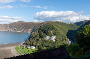 Lynmouth 'un kuzey Devon sahilindeki Exmoor Ulusal Parkı' ndaki manzara fotoğrafı.