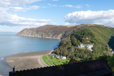 Lynmouth 'un kuzey Devon sahilindeki Exmoor Ulusal Parkı' ndaki manzara fotoğrafı.