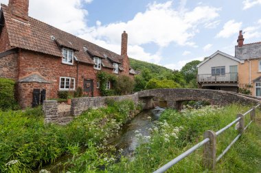 Exmoor Ulusal Parkı 'ndaki Allerford yük beygiri köprüsünün fotoğrafı