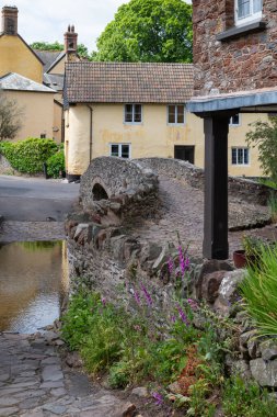 Exmoor Ulusal Parkı 'ndaki Allerford yük beygiri köprüsünün fotoğrafı