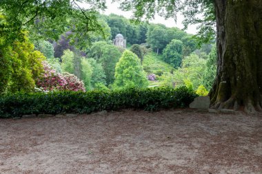 Stourton. Wiltshire. Birleşik Krallık. 25 Mayıs 2025. Apollo 'nun Wiltshire' daki Stourhead Gardens 'taki göle bakan tapınağı.