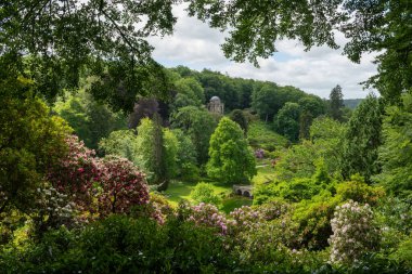 Stourton. Wiltshire. Birleşik Krallık. 25 Mayıs 2025. Apollo 'nun Wiltshire' daki Stourhead Gardens 'taki göle bakan tapınağı.