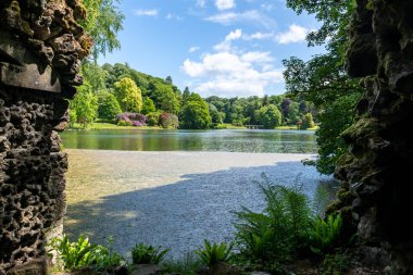 Stourton. Wiltshire. Birleşik Krallık. 25 Mayıs 2025. Wiltshire 'daki Stourhead Gardens' taki göl mağarasından görüntü.