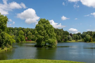 Stourton. Wiltshire. Birleşik Krallık. 25 Mayıs 2025. Wiltshire Stourhead Gardens 'taki gölün manzaralı fotoğrafı.