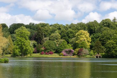 Stourton. Wiltshire. Birleşik Krallık. 25 Mayıs 2025. Wiltshire Stourhead Gardens 'taki gölün manzaralı fotoğrafı.