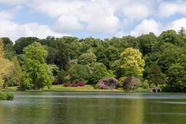 Stourton. Wiltshire. Birleşik Krallık. 25 Mayıs 2025. Wiltshire Stourhead Gardens 'taki gölün manzaralı fotoğrafı.