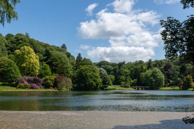 Stourton. Wiltshire. Birleşik Krallık. 25 Mayıs 2025. Wiltshire Stourhead Gardens 'taki gölün manzaralı fotoğrafı.