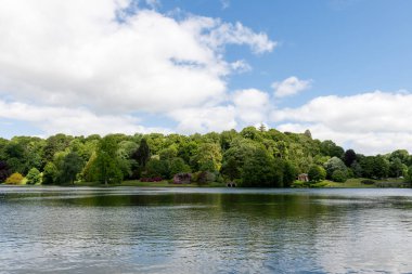 Stourton. Wiltshire. Birleşik Krallık. 25 Mayıs 2025. Wiltshire Stourhead Gardens 'taki gölün manzaralı fotoğrafı.