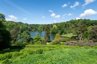 Stourton. Wiltshire. Birleşik Krallık. 25 Mayıs 2025. Wiltshire 'daki Stourhead Gardens' ta yüksek açılı göl manzaralı.