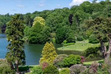 Stourton. Wiltshire. Birleşik Krallık. 25 Mayıs 2025. Wiltshire 'daki Stourhead Gardens' ta yüksek açılı göl manzaralı.