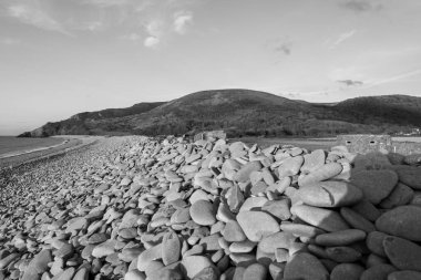 Exmoor Ulusal Parkı 'ndaki Bossington plajının manzara fotoğrafı.