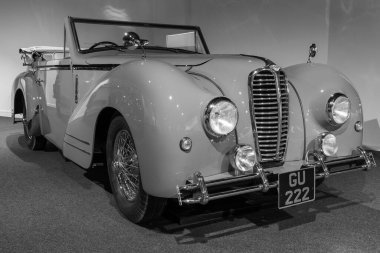 Sparkford. Somerset. Birleşik Krallık. 12 Ocak 2025. 1939 'dan bir Delahaye 135M Drophead Coupe, Somerset' teki Haynes Motor Müzesi 'nde sergileniyor.