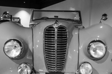 Sparkford. Somerset. Birleşik Krallık. 12 Ocak 2025. 1939 'dan bir Delahaye 135M Drophead Coupe, Somerset' teki Haynes Motor Müzesi 'nde sergileniyor.