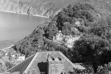 Lynmouth 'un kuzey Devon sahilindeki Exmoor Ulusal Parkı' ndaki manzara fotoğrafı.